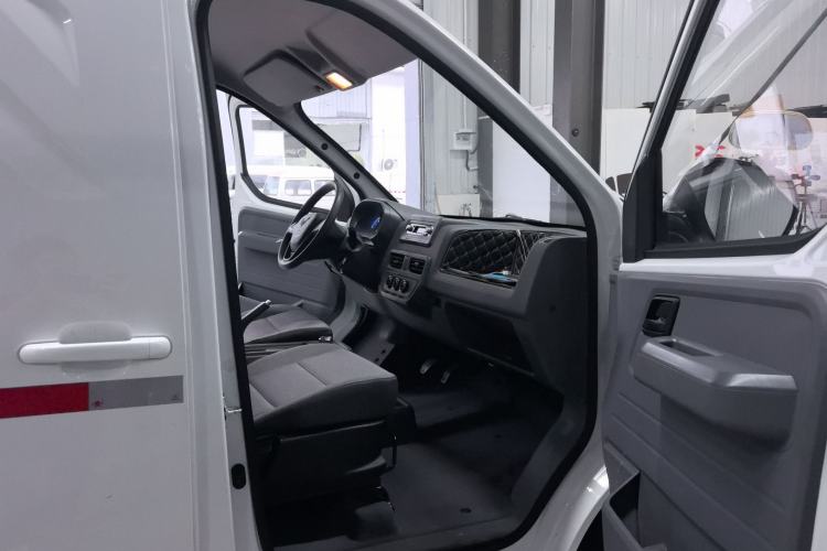 Used Wuling Yangguang 2024 300km Range Practical Window-Sealed Version 60kW Interior 2