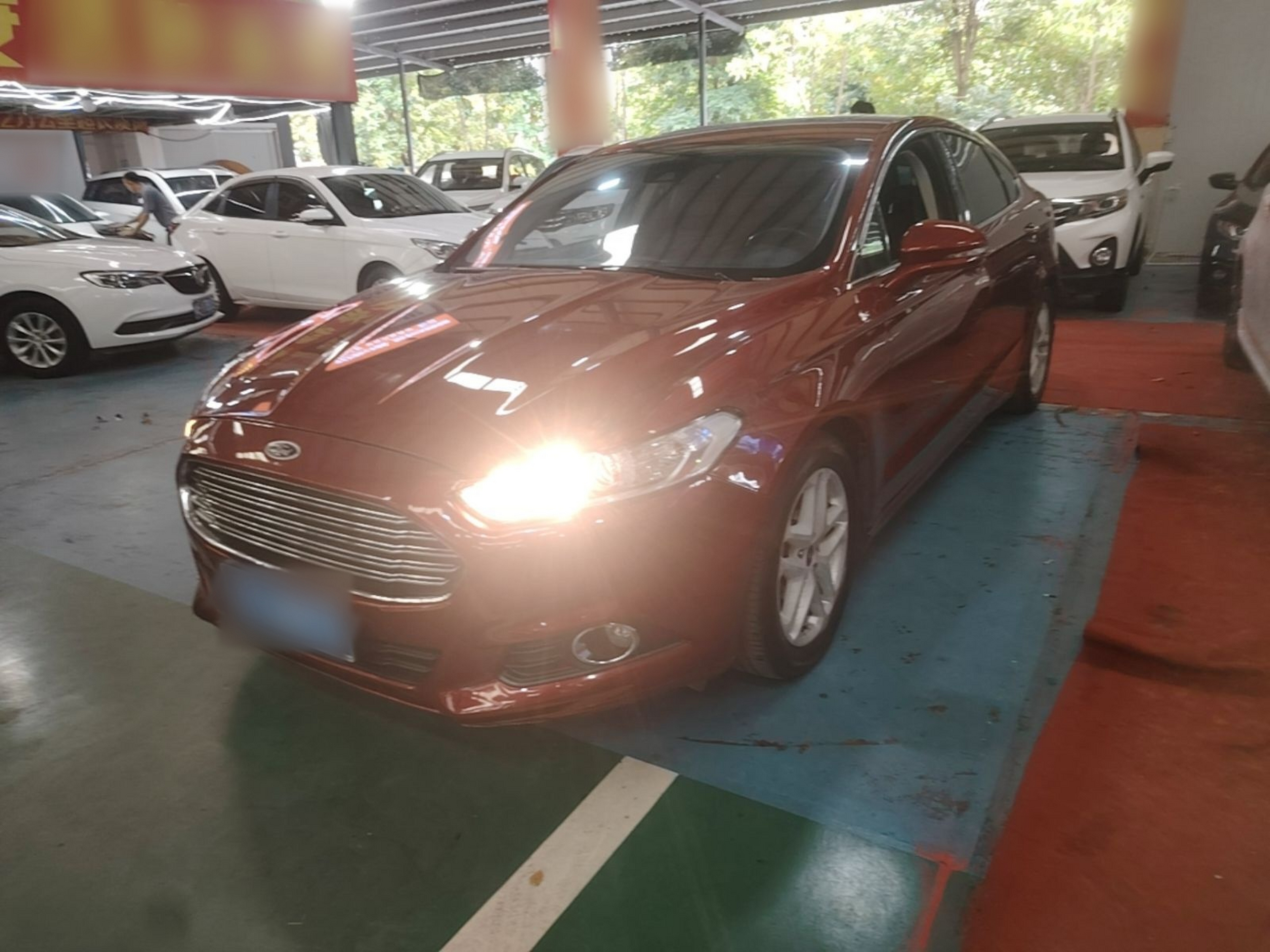 Под передней частью автомобиля