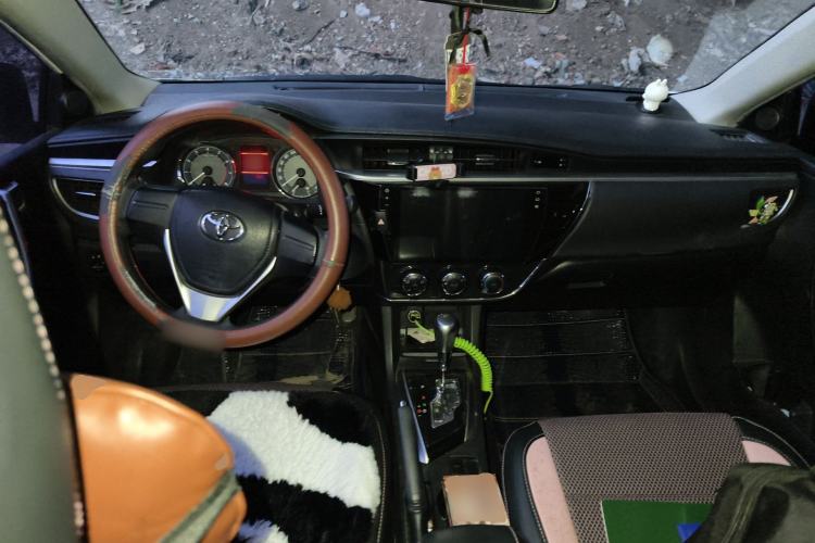 Used Toyota Corolla 2014 1.6L CVT GL-i Center Console