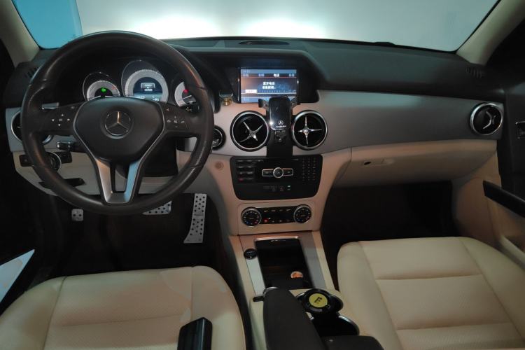 Used Mercedes-Benz GLK-Class 2014 GLK 260 4MATIC Dynamic Model Center Console