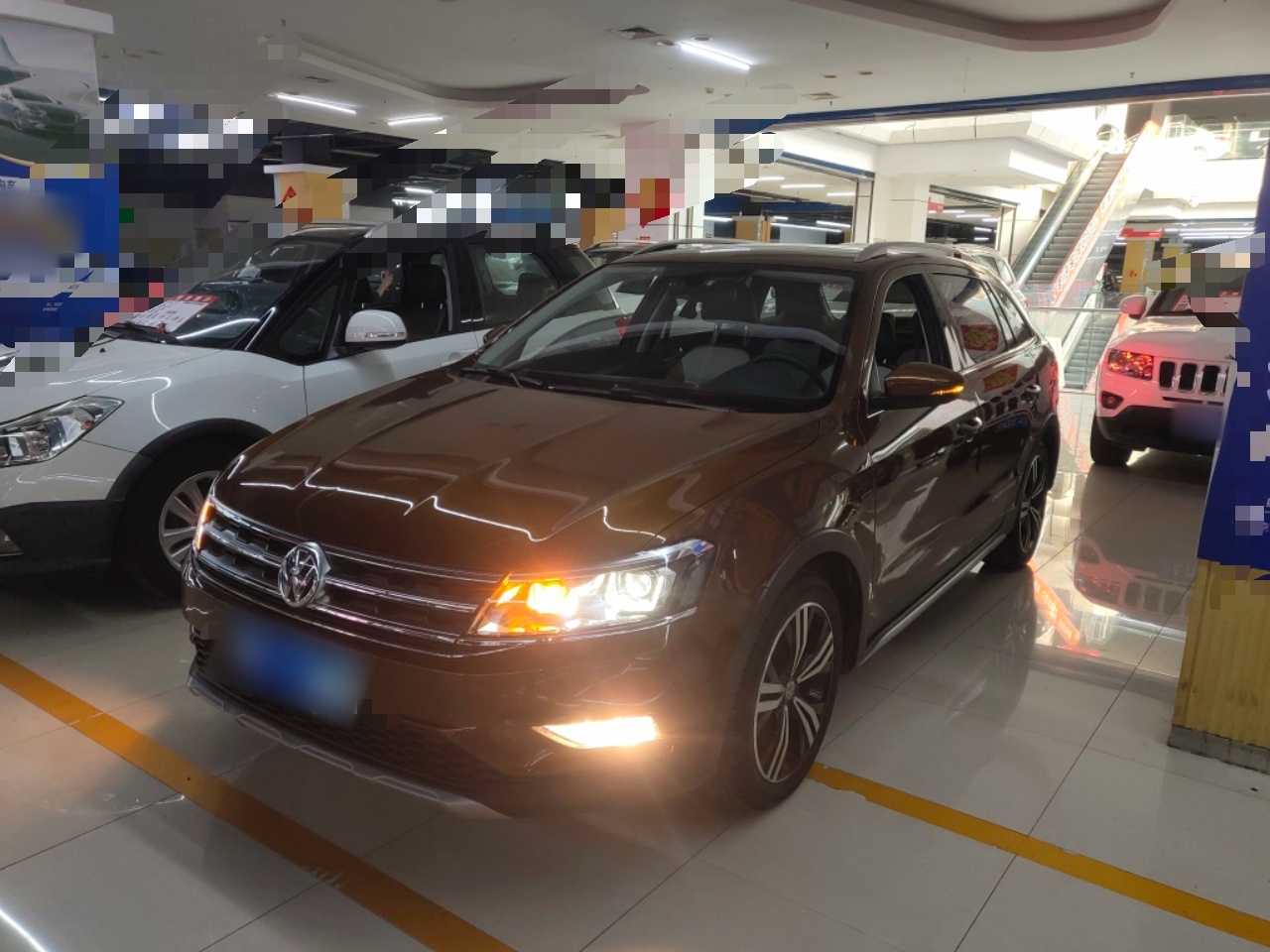 Под передней частью автомобиля