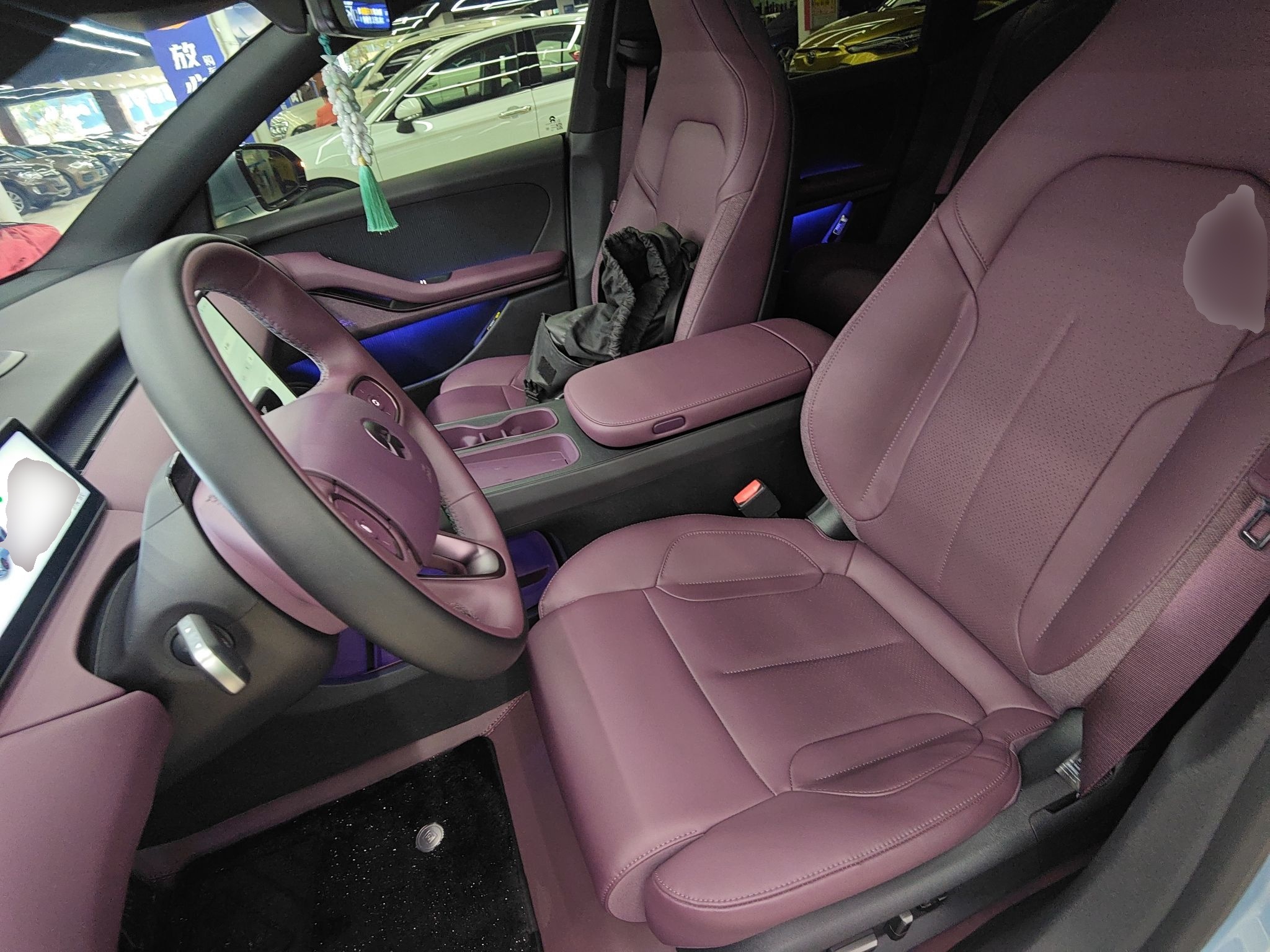 المقاعد الأمامية داخل السيارة