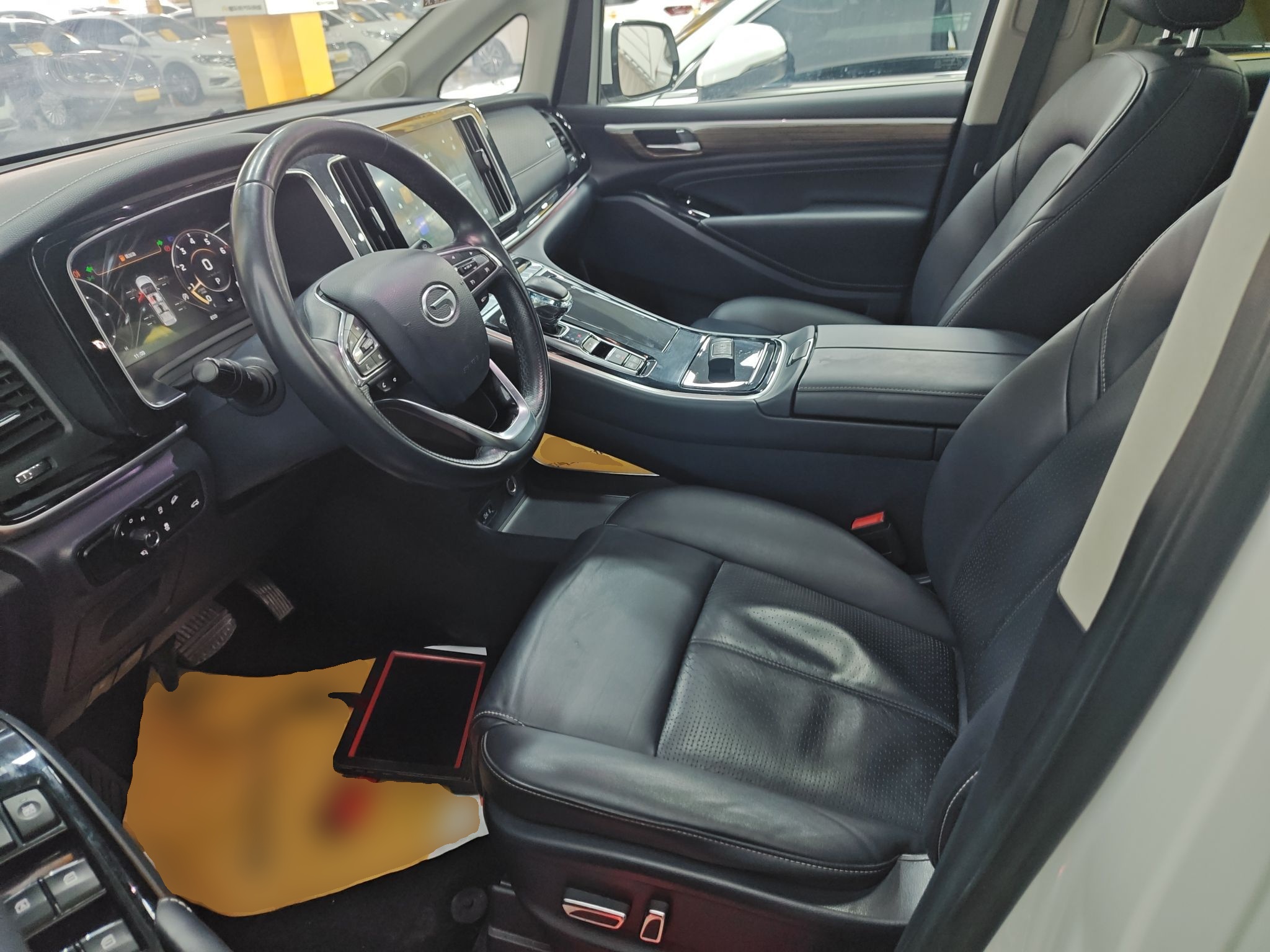 Переднее сиденье в автомобиле