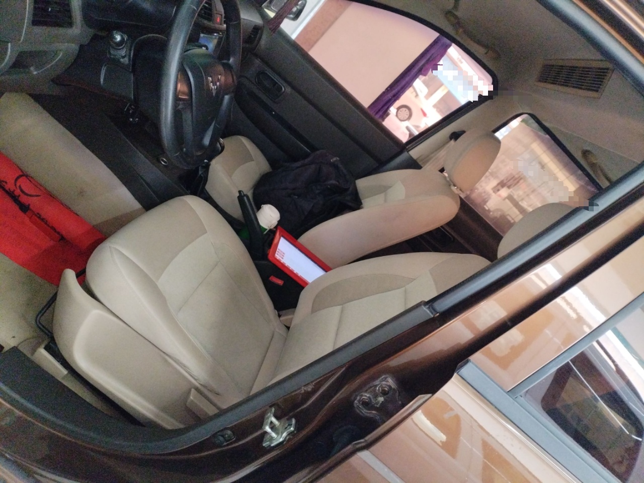 المقاعد الأمامية داخل السيارة