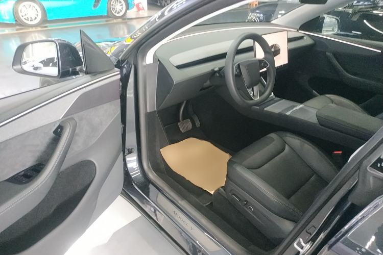 Used Tesla Model Y 2025 Long-Range All-Wheel-Drive Version
