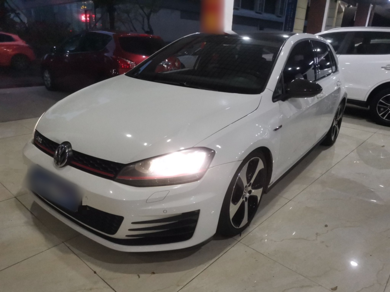 تحت مقدمة السيارة