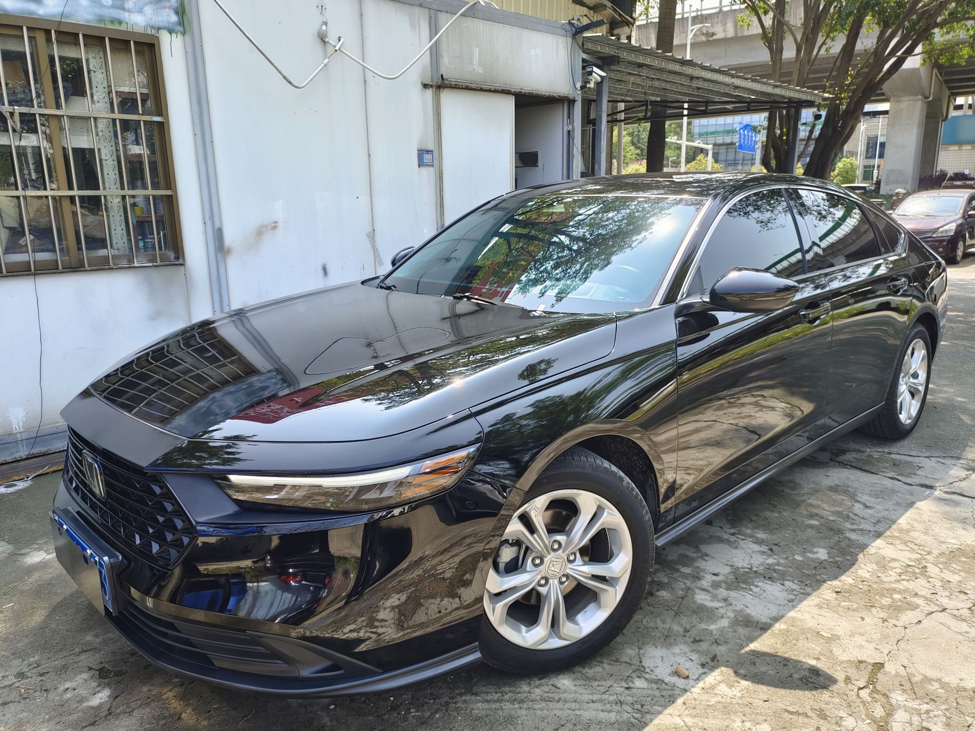 تحت مقدمة السيارة