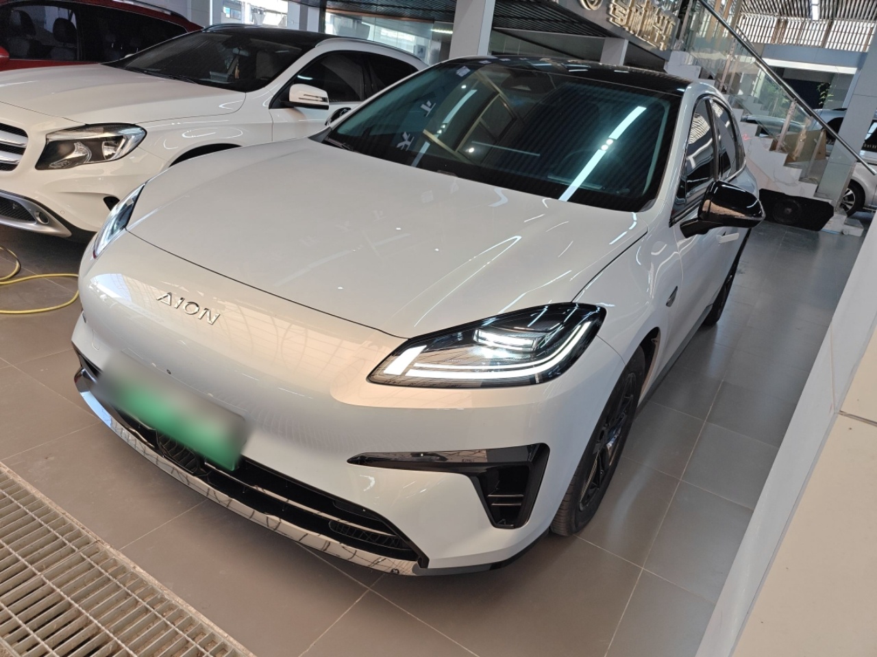 تحت مقدمة السيارة