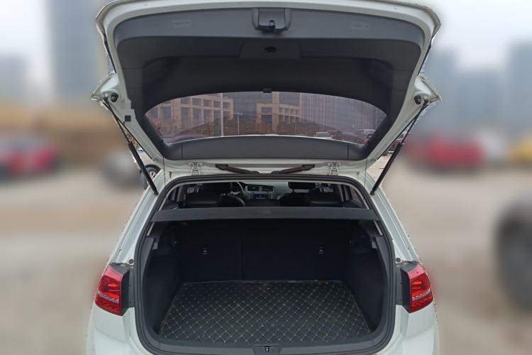 Used Volkswagen Golf 2016 230TSI Automatic Luxury Version Trunk