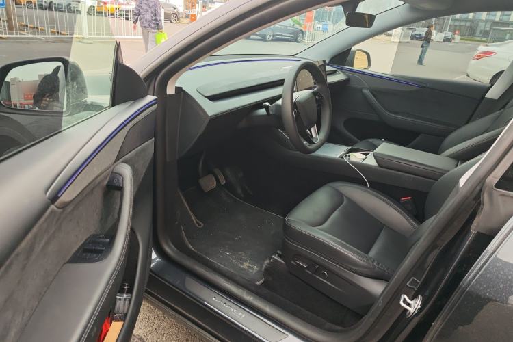 Used Tesla Model Y 2025 Long-Range All-Wheel Drive First Edition Driver Seat