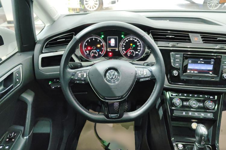 Used Volkswagen Touran 2016 Volkswagen Touran L 280TSI DSG Luxury Edition Steering Wheel