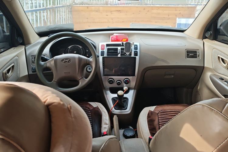 Used Hyundai Tucson 2013 2.0L Manual Two-Wheel Drive Fashion Edition Center Console