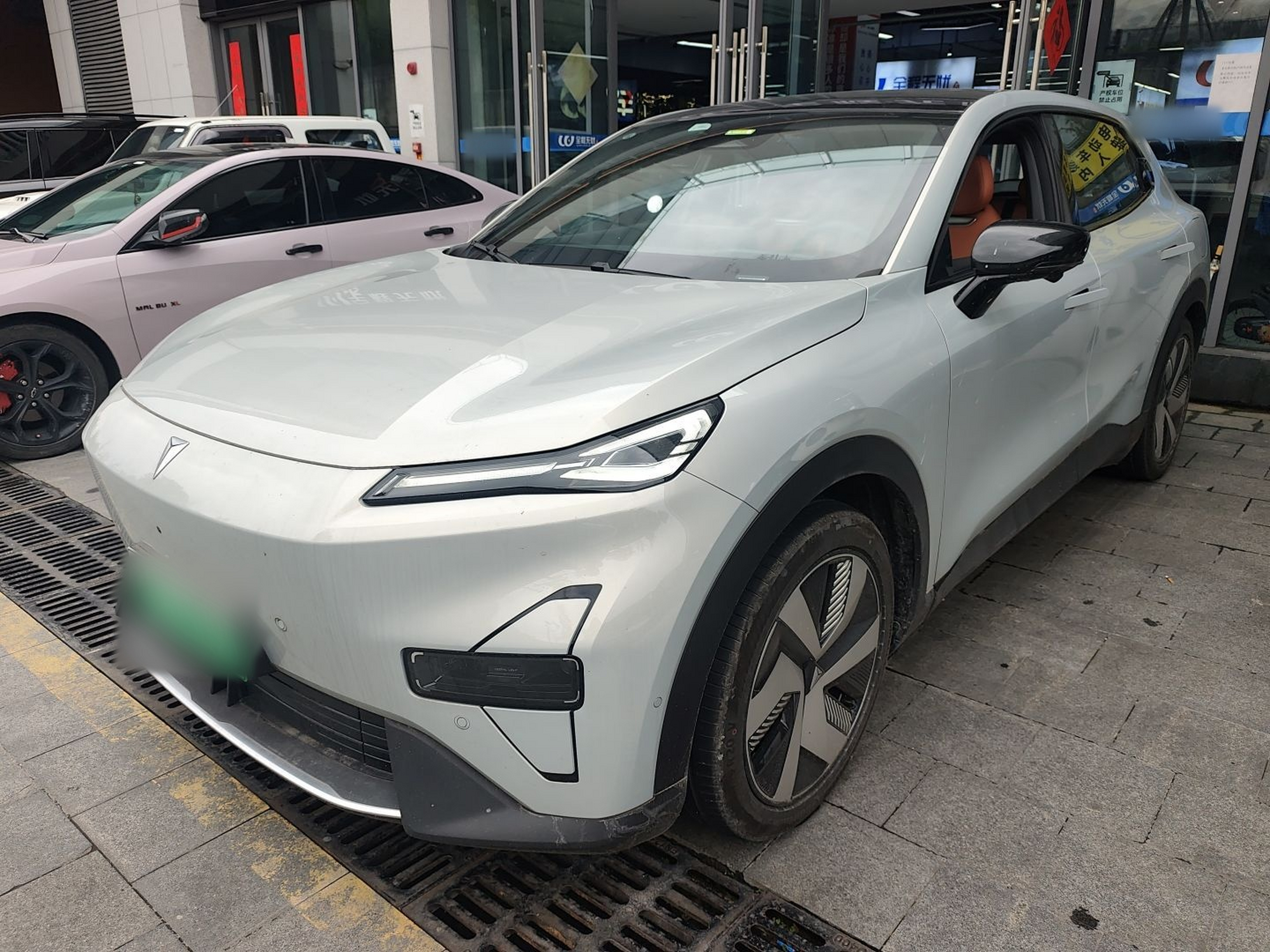 Под передней частью автомобиля