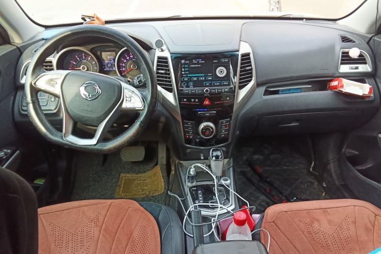 Used SsangYong Tivolan 2015 1.6L Automatic Two-Wheel Drive ZhiShang Edition Center Console