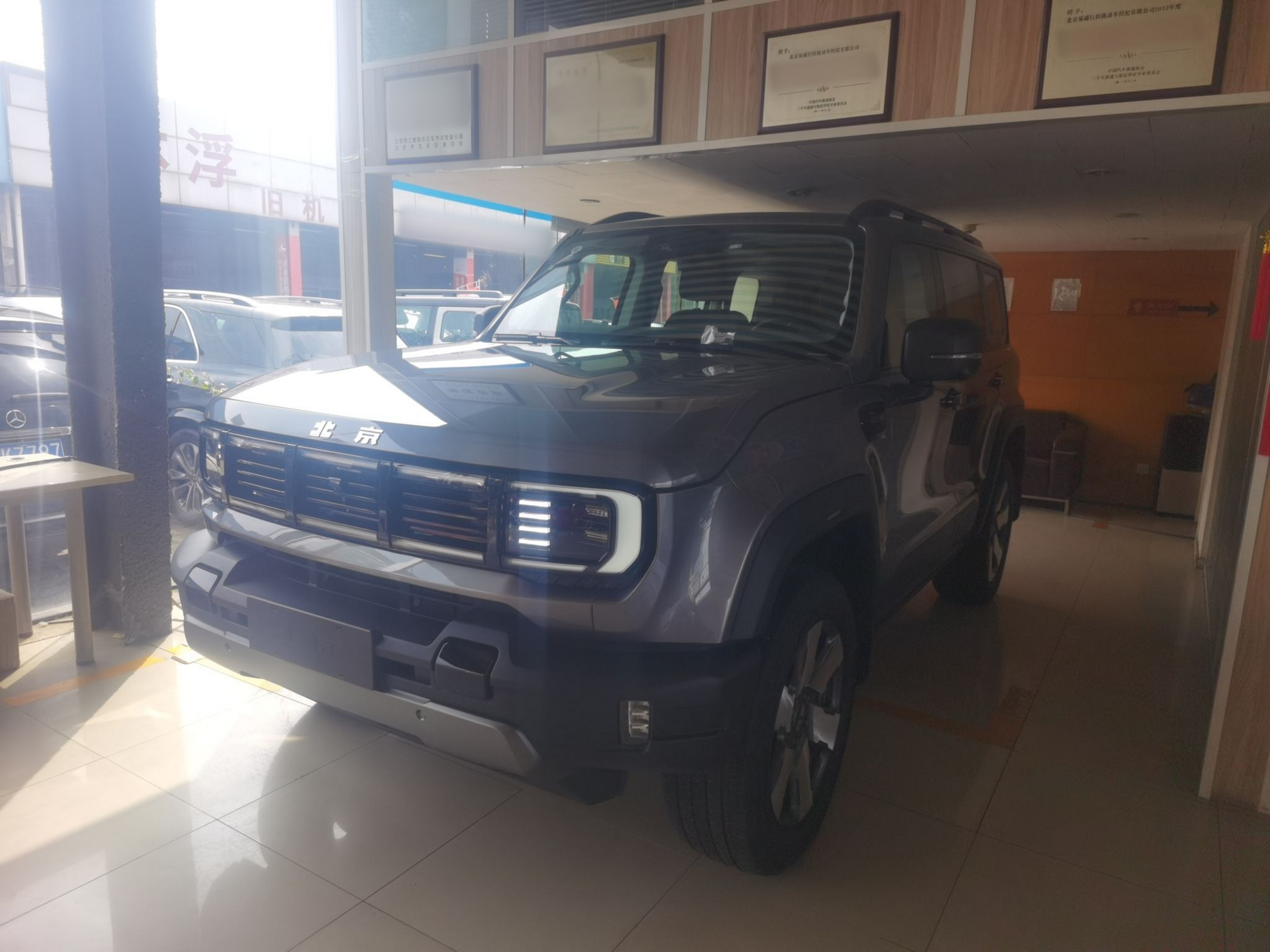 Под передней частью автомобиля