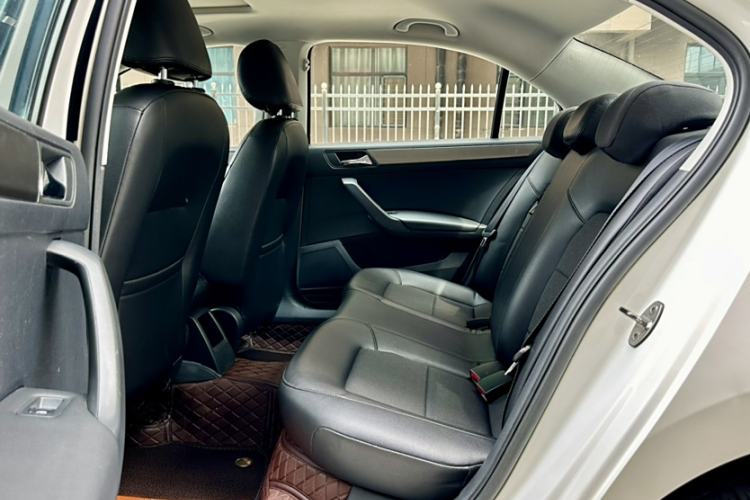 Used Volkswagen Santana 2013 1.6L Manual Comfort Edition Interior 6