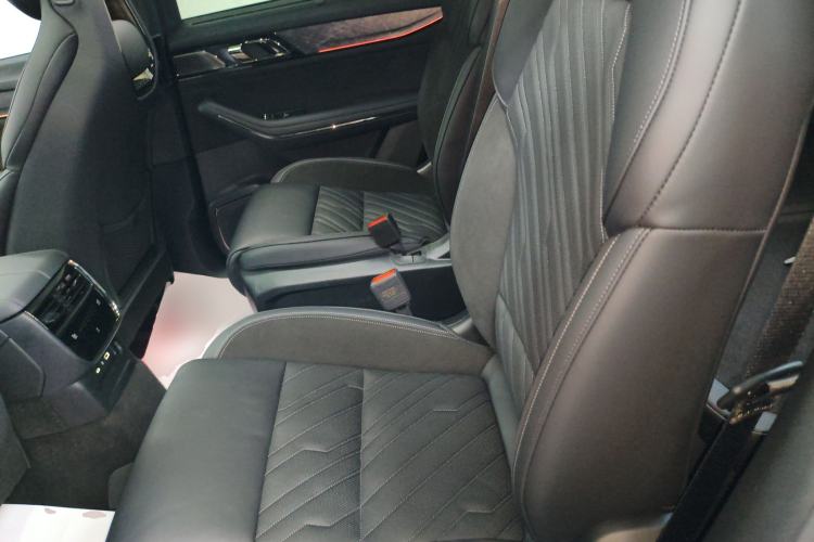 Used Lynk & Co 09 EM-P 2021 2.0T PHEV Halo Six-Seater Left Rear Seat