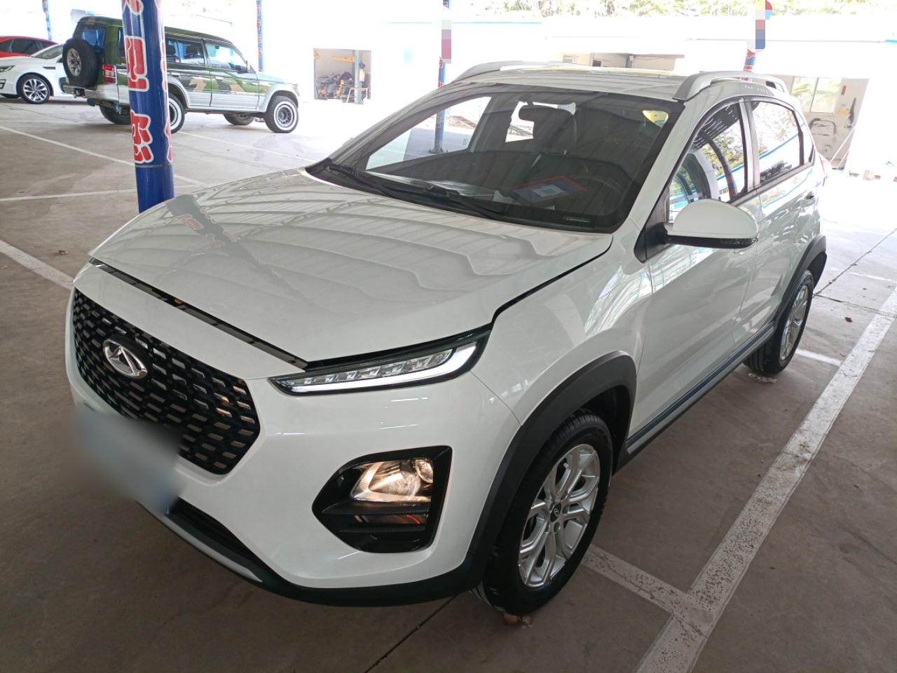 تحت مقدمة السيارة