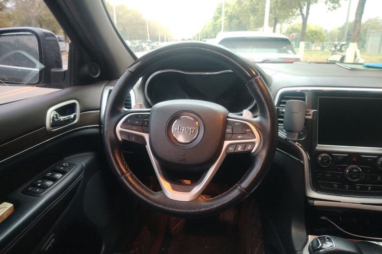 Used Jeep Grand Cherokee 2015 3.6L Luxury Navigation Edition
