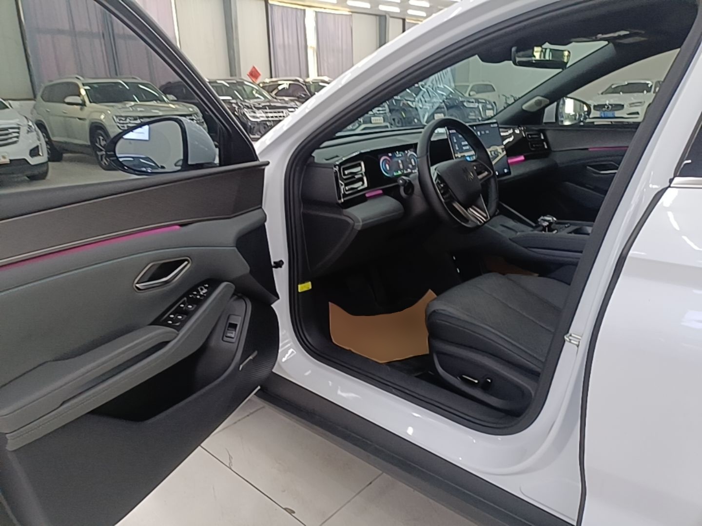 BYD Qin L 2024 DM-i 120KM Excellence Model — снимка 18