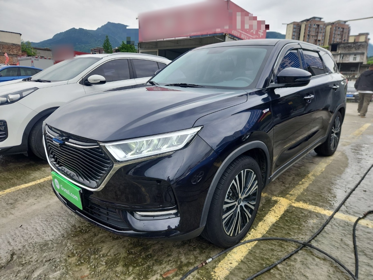 Под передней частью автомобиля