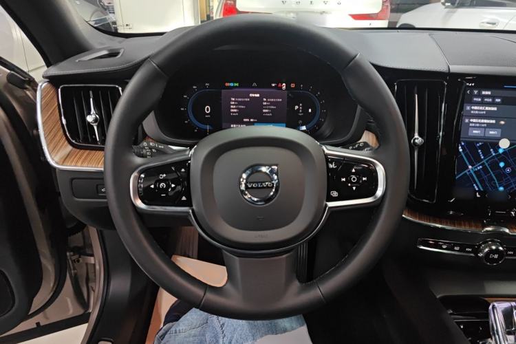 Used Volvo XC60 2024 B5 4x4 Smart Luxury Edition
