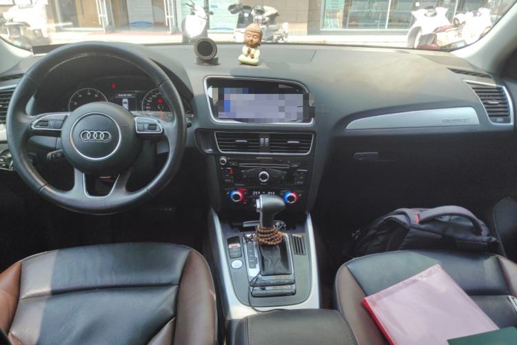 Used Audi Q5 2017 Plus 40 TFSI Technology Model Center Console