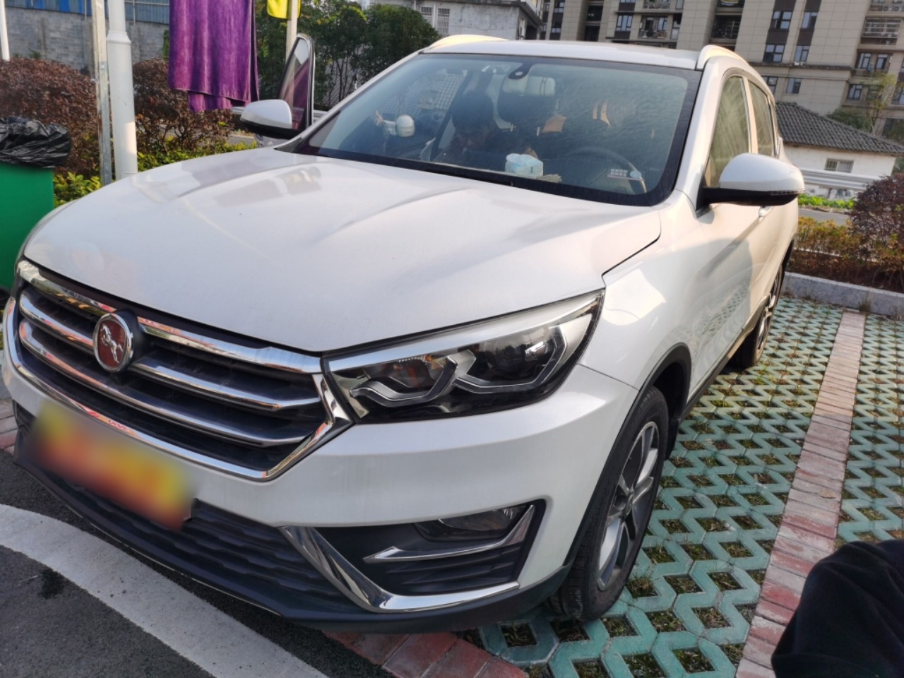 Под передней частью автомобиля