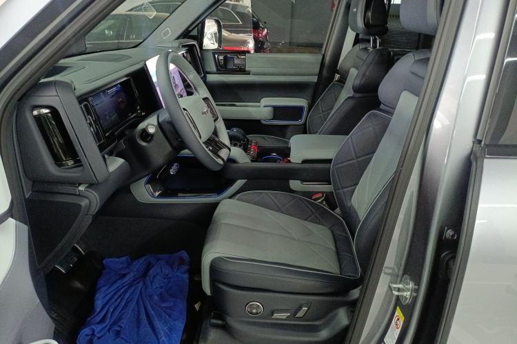 Used Formula Leopard Leopard 5 2023 Navigator Edition
