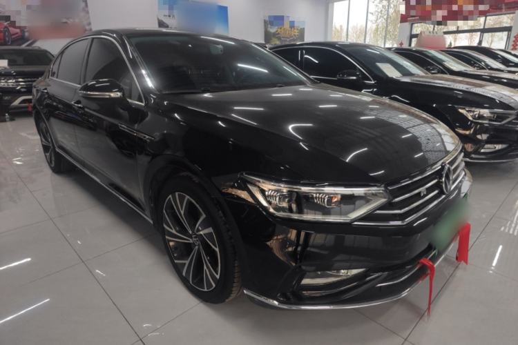 Used Volkswagen Magotan 2020 330TSI DSG Leading Model Front Right 45 Deg