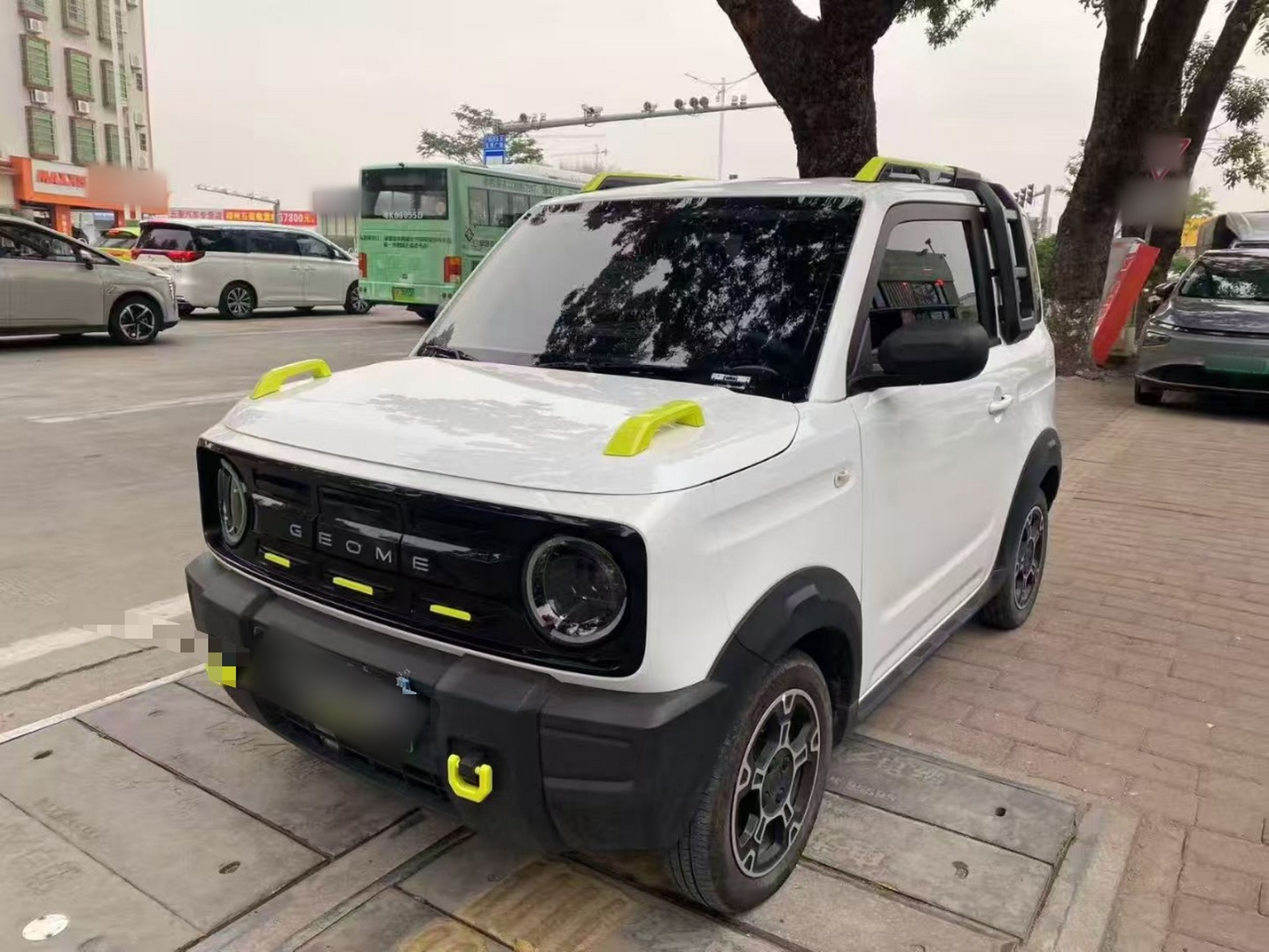 تحت مقدمة السيارة