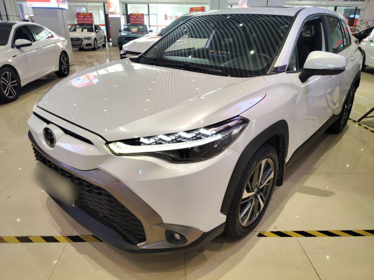 تحت مقدمة السيارة