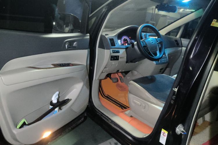 Used BYD M6 2013 2.4L Automatic Luxury Model Driver Seat