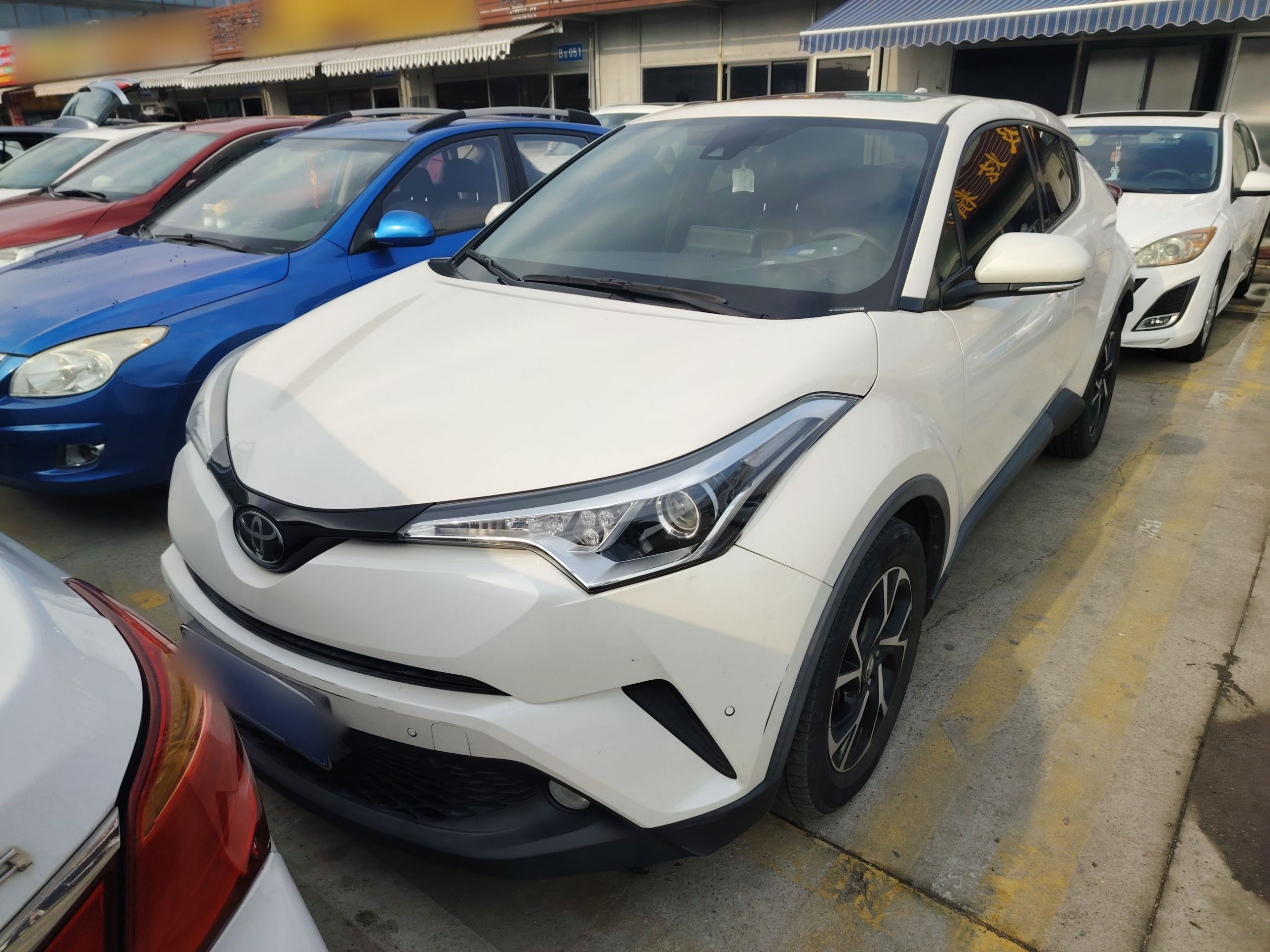 تحت مقدمة السيارة