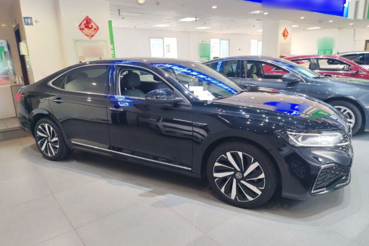 Used Volkswagen Passat 2022 330TSI Starry Luxury Edition Front Right 45 Deg