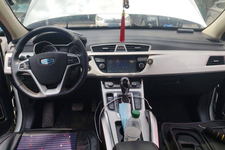 Used Geely Auto Emgrand X7 Sport 2018 1.8TD Automatic Two-Wheel Drive Zhiya Model Center Console