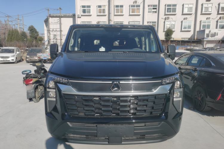 Used Sinotruk Pioneer V 2024 Multi-Function Version 2.0T Automatic Short Wheelbase Low Roof