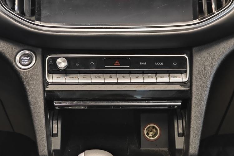 Used GAC Trumpchi GS8 2020 390T Two-Wheel Drive Luxury Smart Connectivity Version (7 Seats) Audio And AC Panel