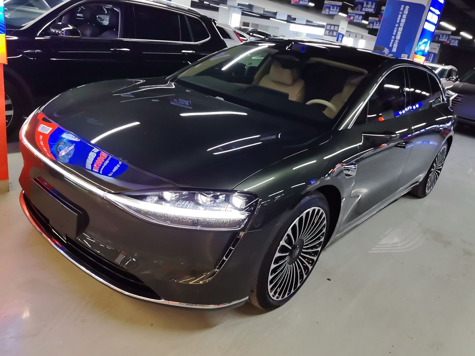 تحت مقدمة السيارة