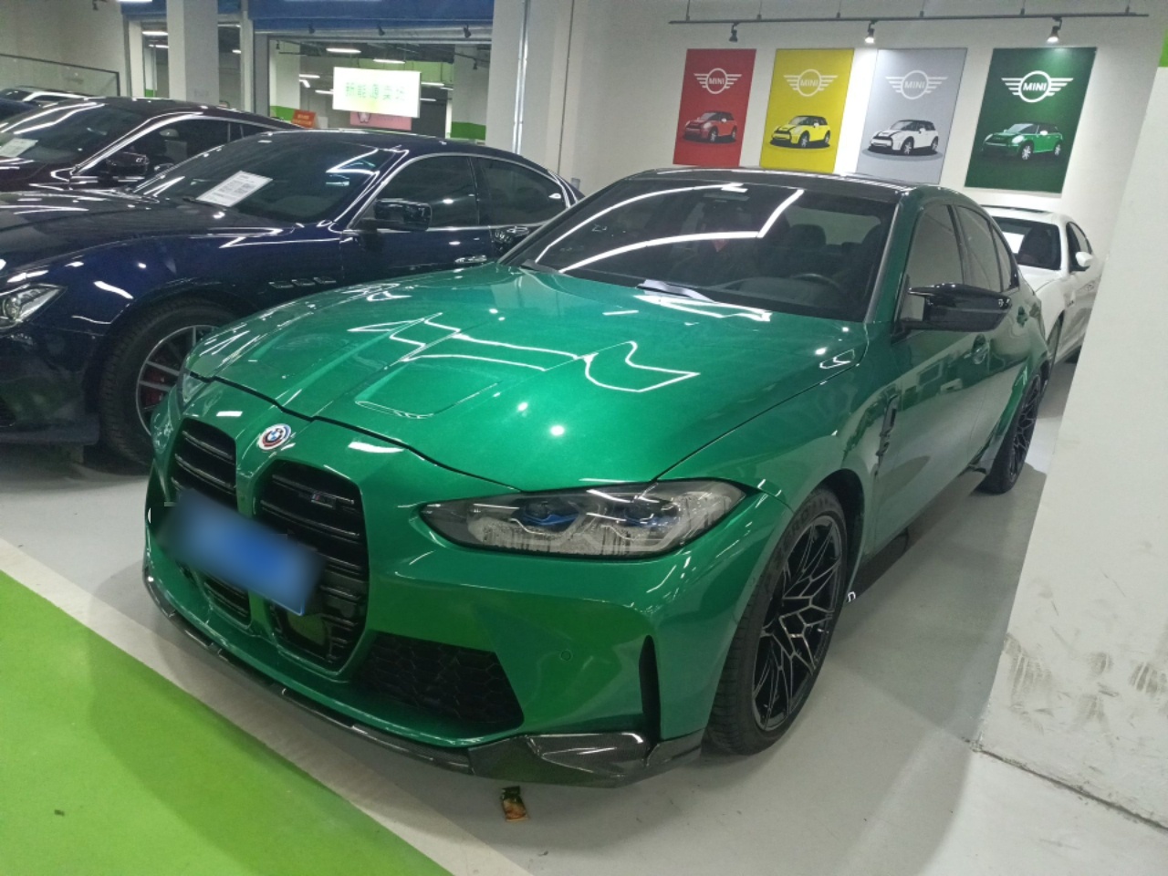 تحت مقدمة السيارة