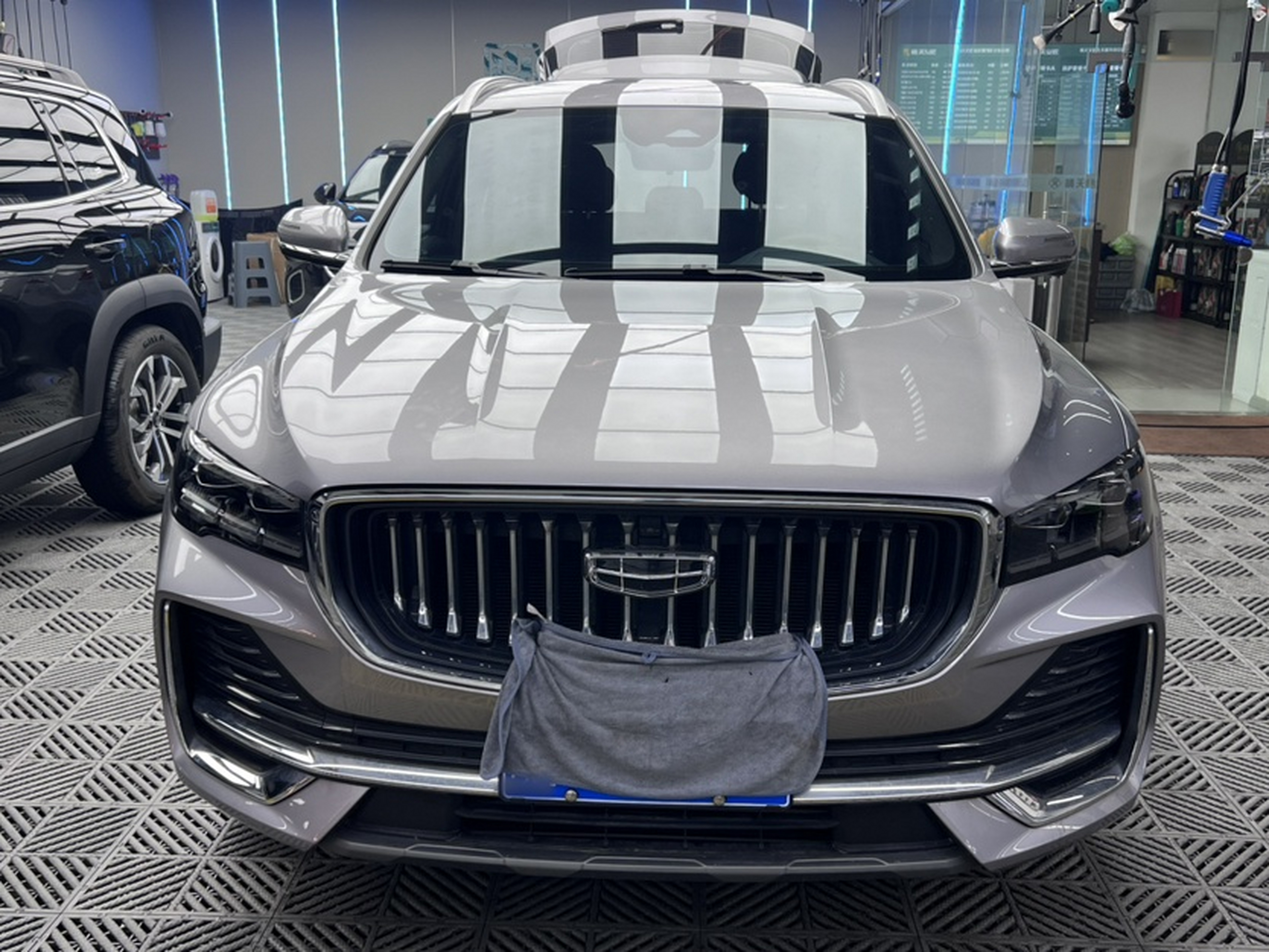 Под передней частью автомобиля