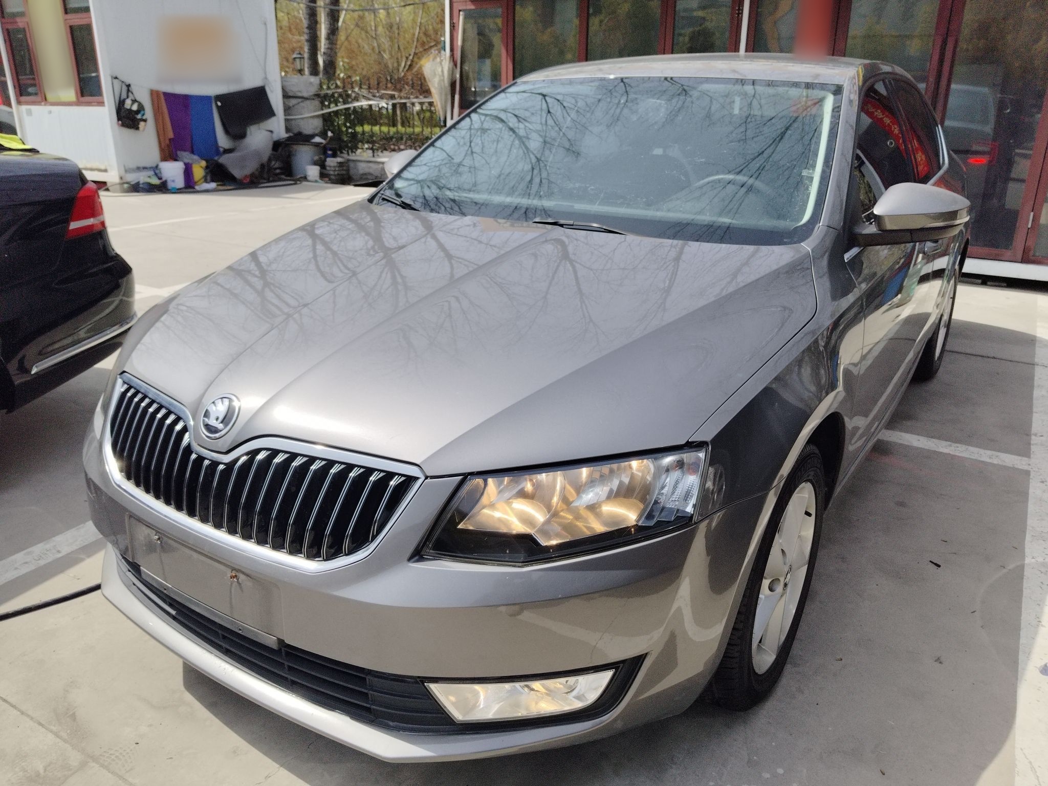 تحت مقدمة السيارة