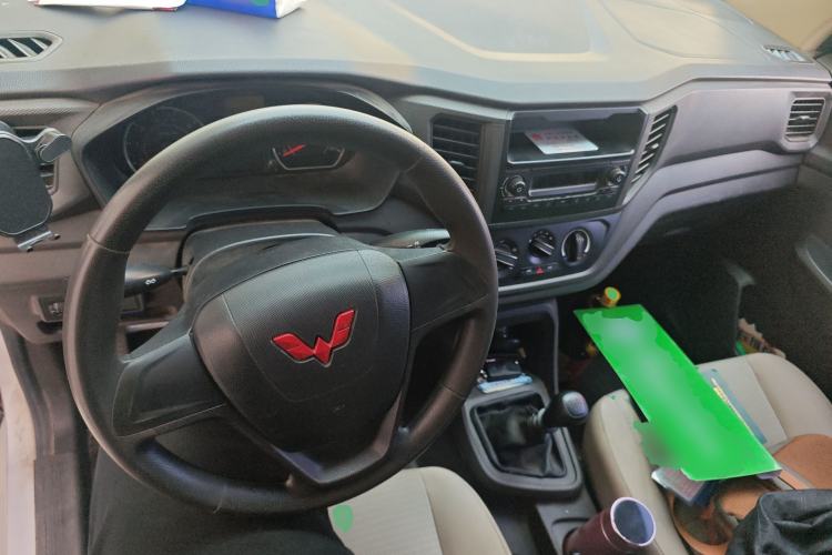 Used Wuling Hongguang V 2022 1.5L Jingqu Edition Enclosed-Window Vehicle with Hydraulic Power Steering LAR Center Console