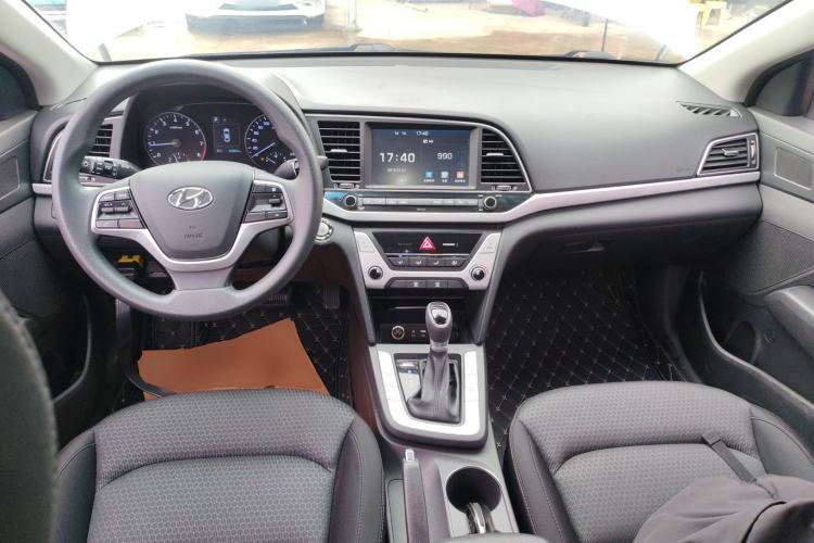 Used Hyundai Elantra (6th Generation / Lingdong) 2018 1.6L Automatic 15th Anniversary Special Edition Center Console