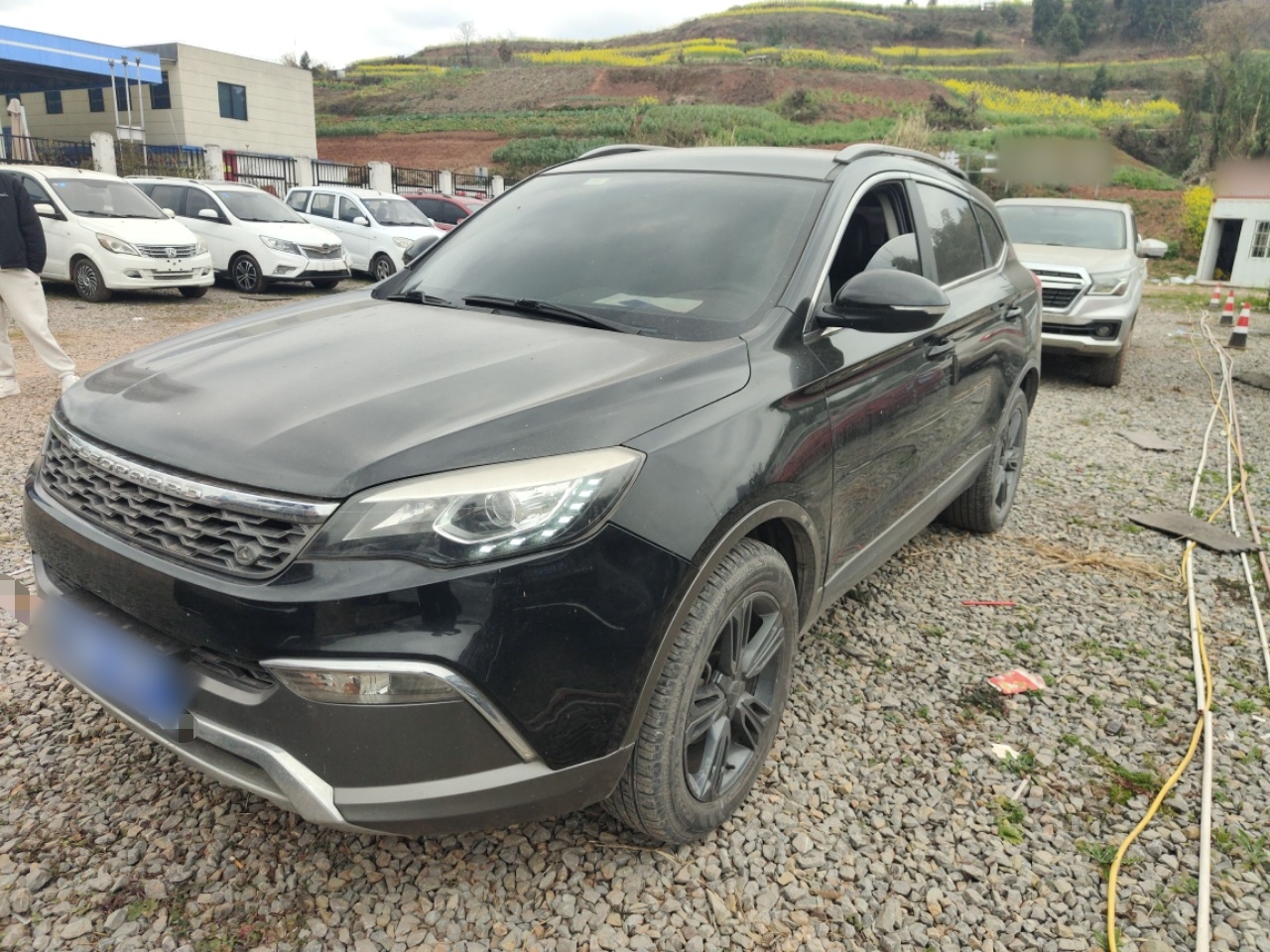 Под передней частью автомобиля