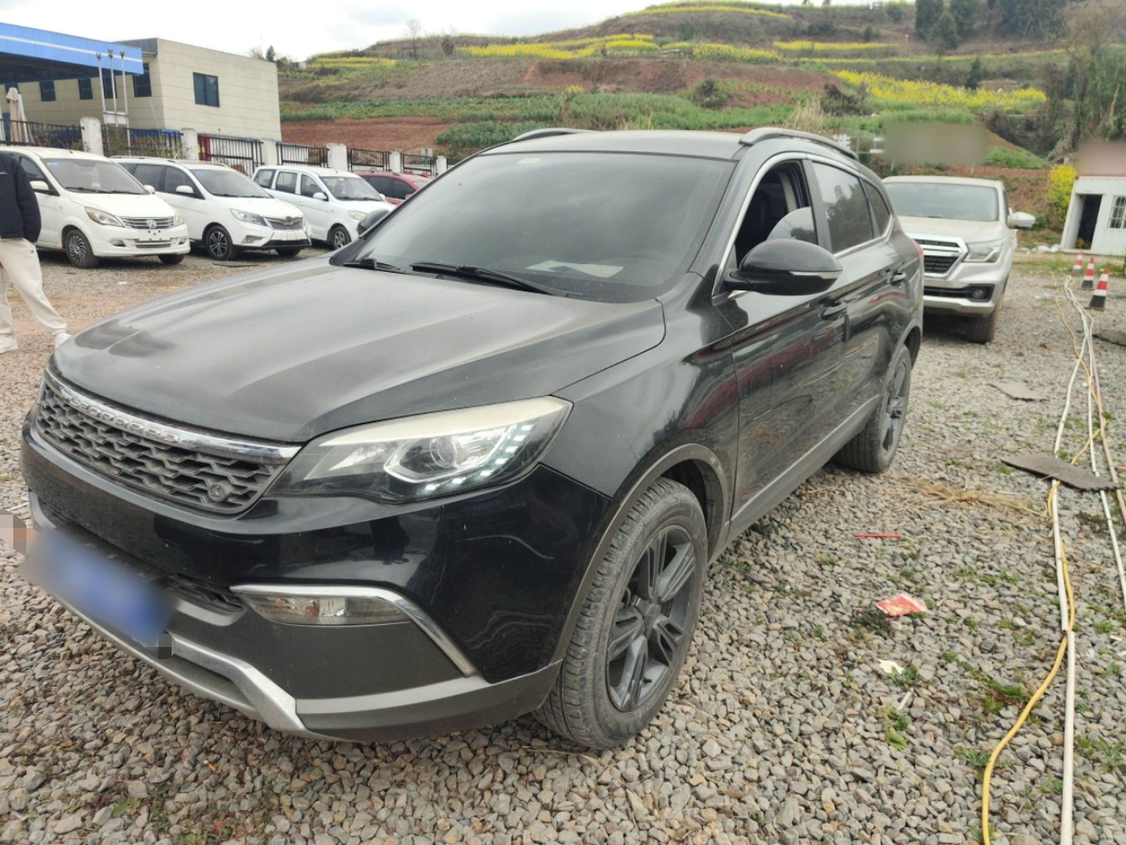 تحت مقدمة السيارة