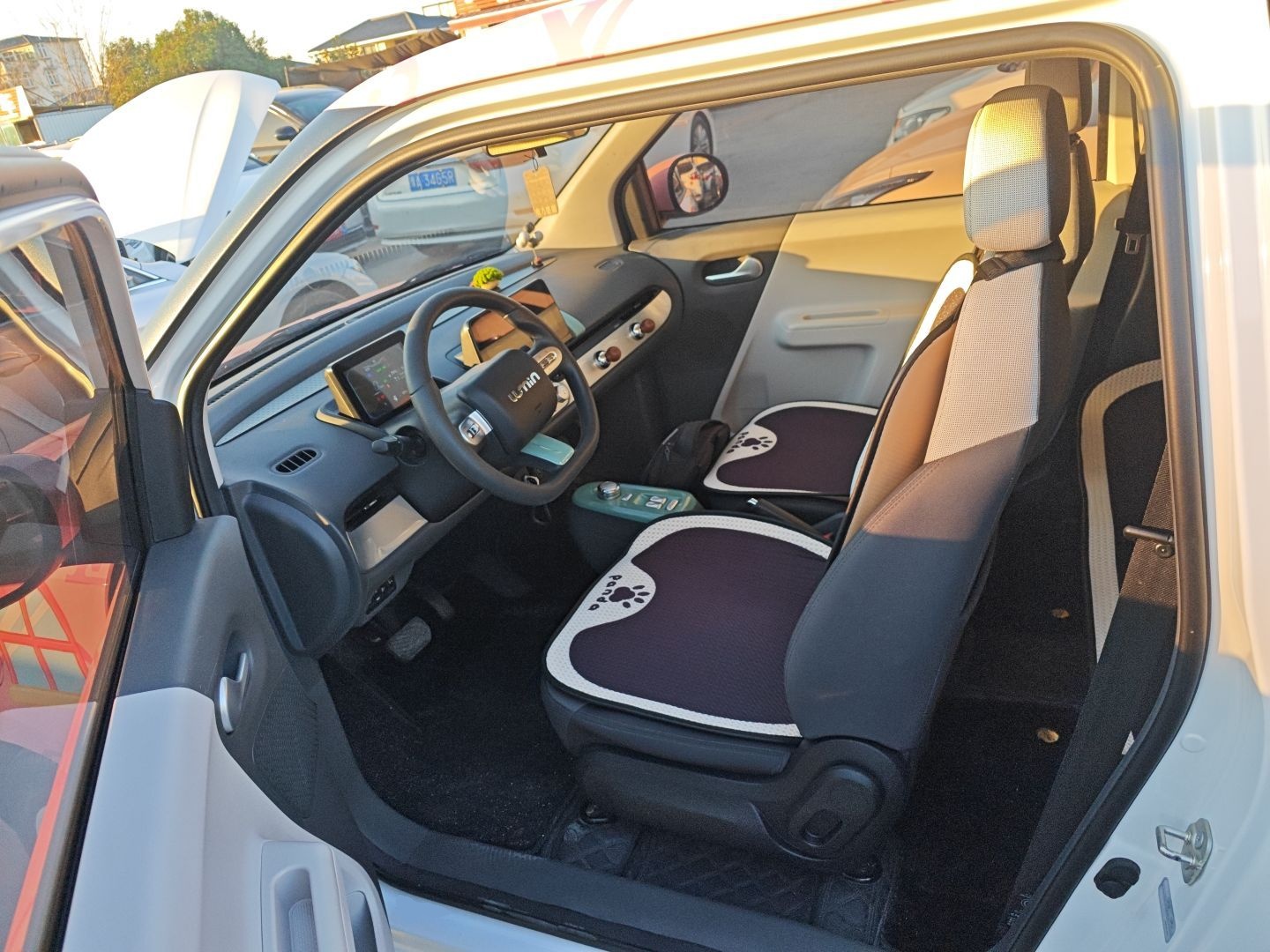 المقاعد الأمامية داخل السيارة