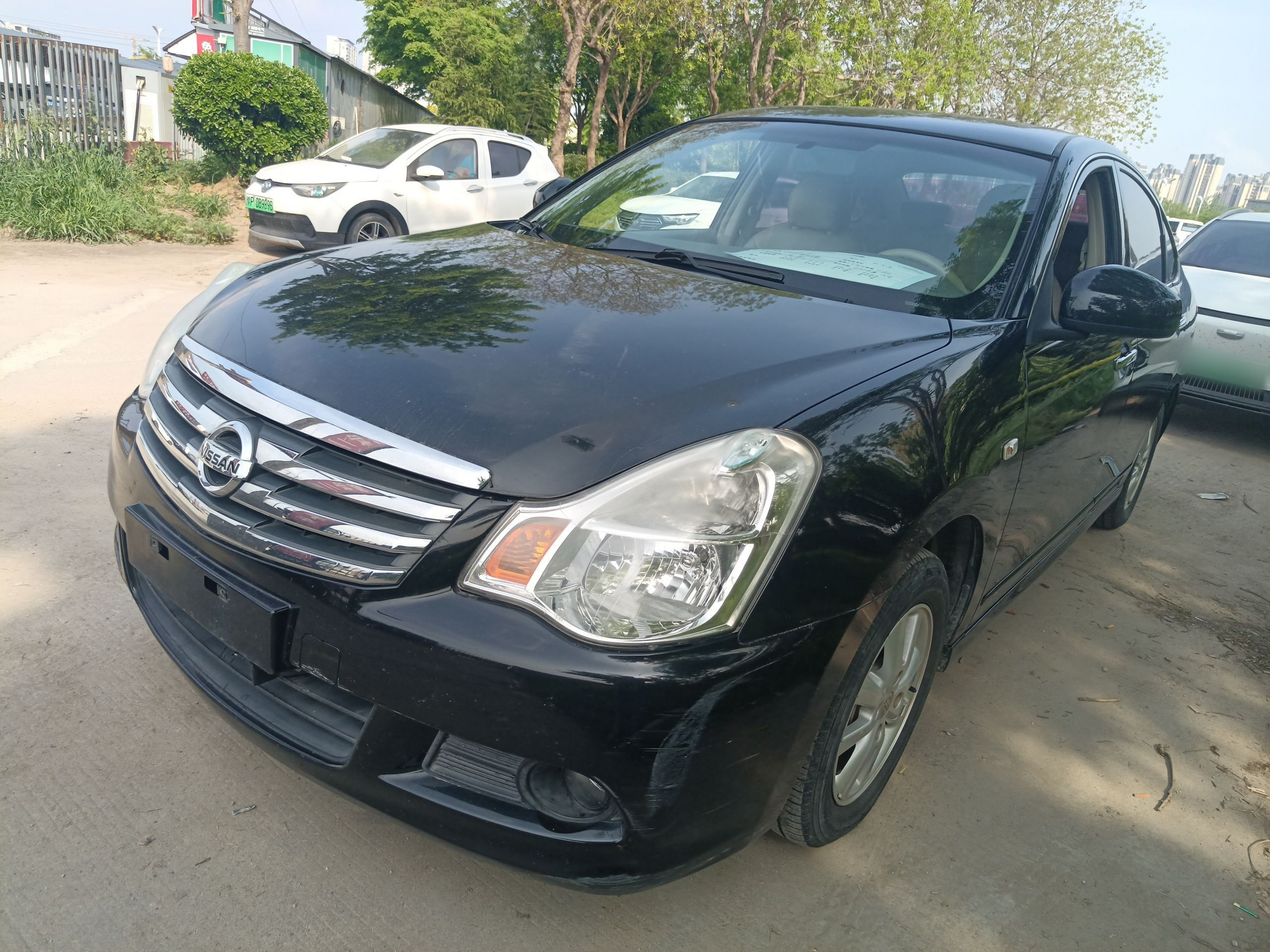 تحت مقدمة السيارة