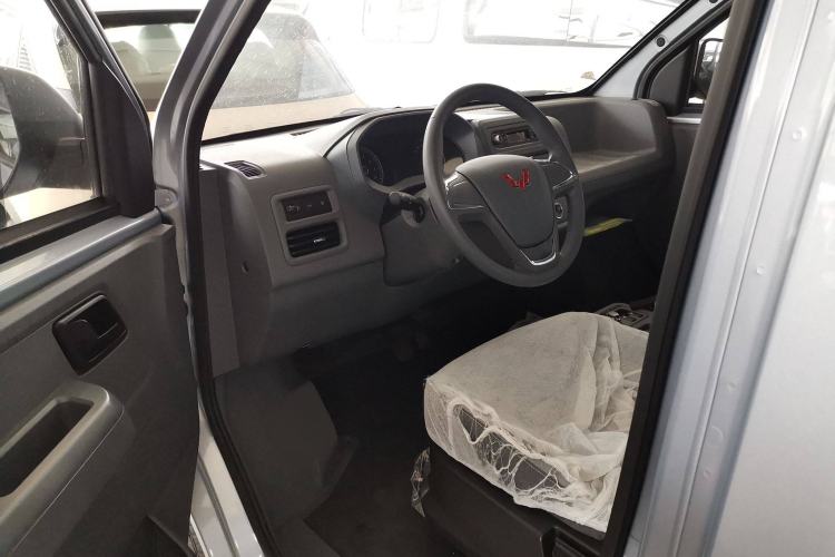 Used Wuling Yangguang 2024 300KM Comfort Version Passenger Van 75kW
