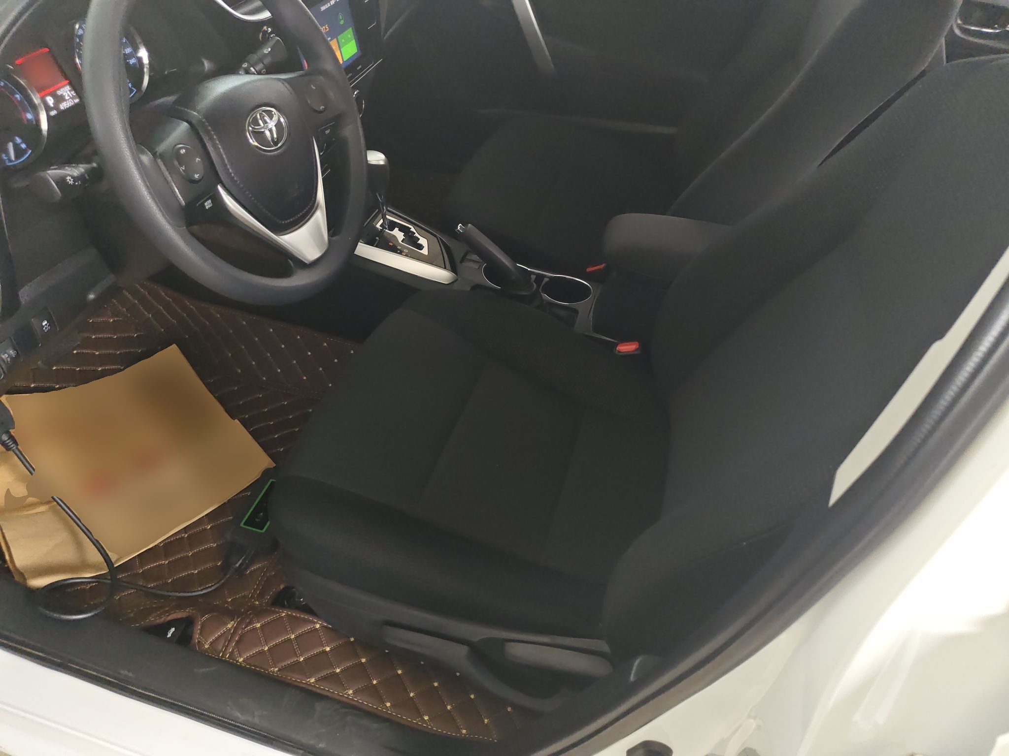 المقاعد الأمامية داخل السيارة